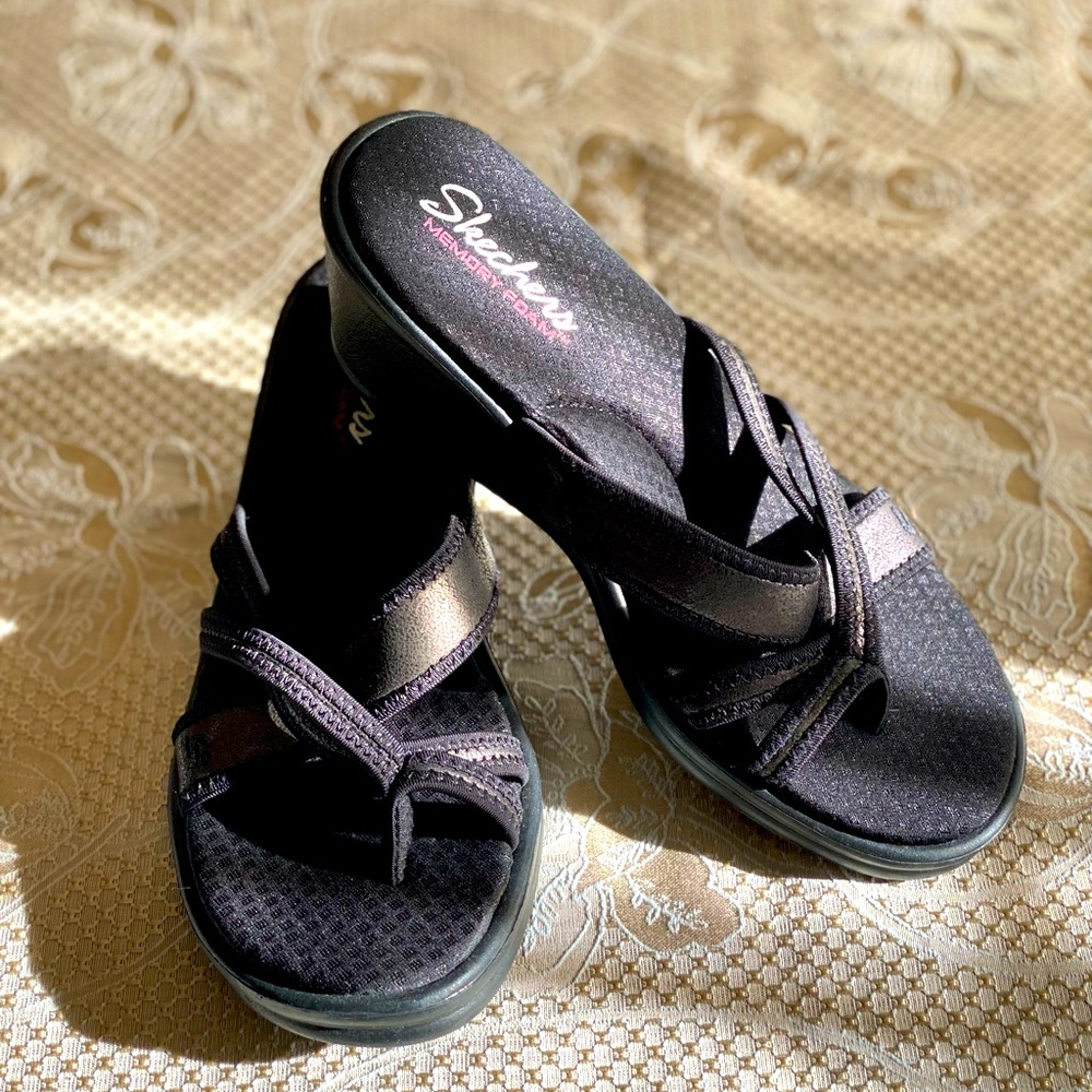 Skechers size 9 black thong sandals!